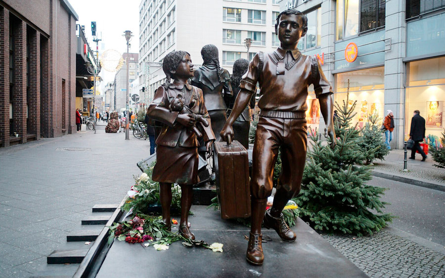 Pomnik Trasportów Dziecięcych – Kinderstransport przy stacji kolejowej Friedrichstrasse w Berlinie; fot. domena publiczna