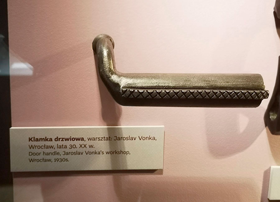 Jaroslav Vonka (warsztat), klamka z wrocławskiego Ratusza, l. 30. XX w., MNWr; fot. P. Oszczanowski