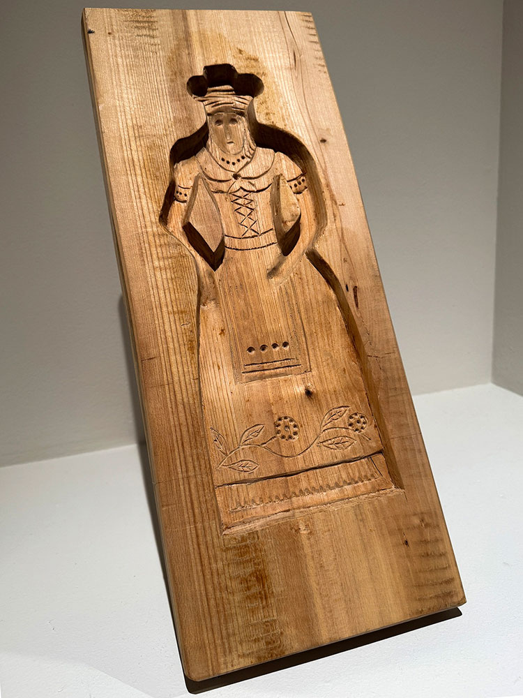 Drewniana forma piernikarska w kształcie damy