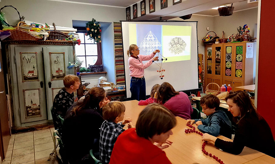 Przedświąteczne warsztaty w Etno – ozdoby z wiórów