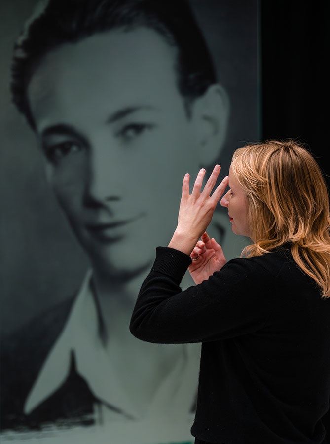 Paint it black/paraliż serca | Teatr Czterech 18.01, g. 18:04 Próba teatralna na finisaż wystawy „Waldemar Cwenarski. Czułość. Powroty i poszukiwania” w Pawilonie Czterech Kopuł – Teatr Czterech