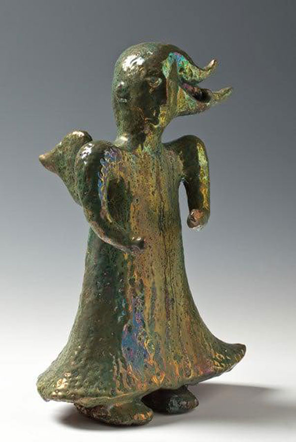 Ceramiczna rzeźba Anny Malickiej-Zamorskiej w kształcie anioła