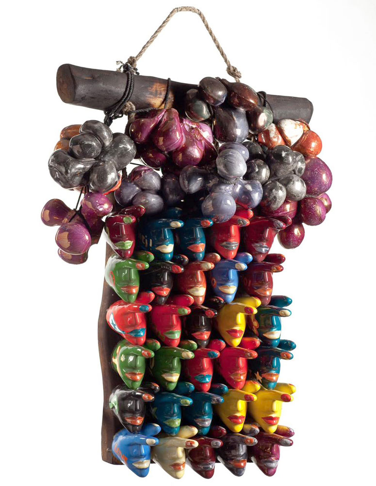 Ceramiczna rzeźba Anny Malickiej-Zamorskiej w kształcie wskazujących kolorowych dłoni-twarzy