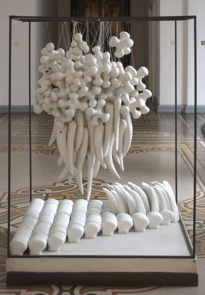 Ceramiczna rzeźba Anny Malickiej-Zamorskiej w kształcie kłów