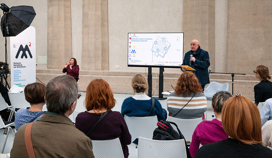 Fotorelacja z konferencji „Zalecenia: wizyta w muzeum. Sztuka jako panaceum” – przywitanie dyrektora Muzeum Narodowego we Wrocławiu