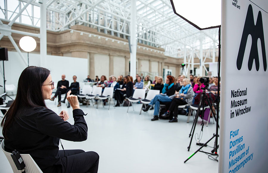 Fotorelacja z konferencji „Zalecenia: wizyta w muzeum. Sztuka jako panaceum” – uczestnicy spotkania na widowni