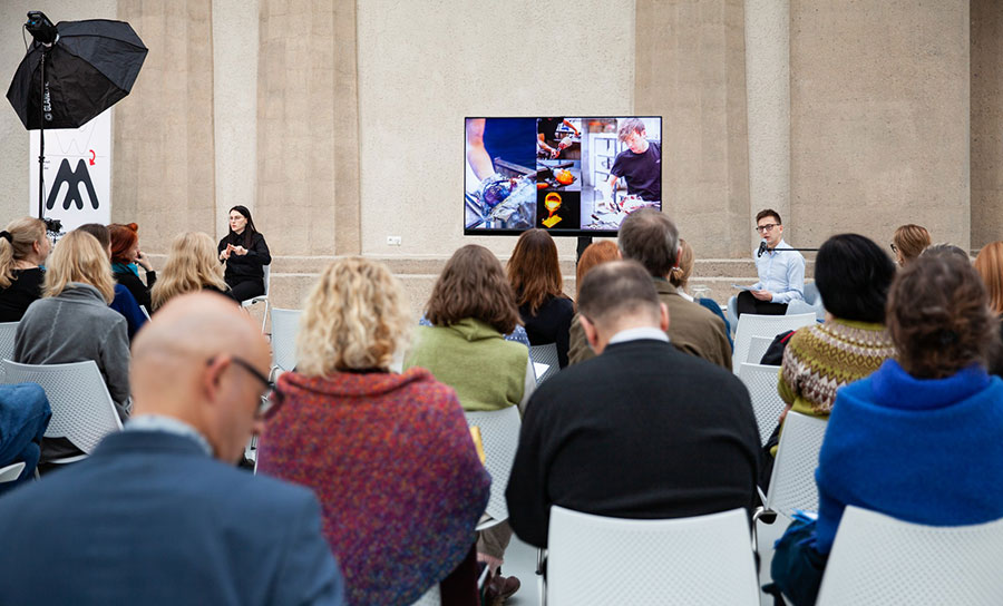 Fotorelacja z konferencji „Zalecenia: wizyta w muzeum. Sztuka jako panaceum” – uczestnicy spotkania na widowni słuchają prowadzącego wykład