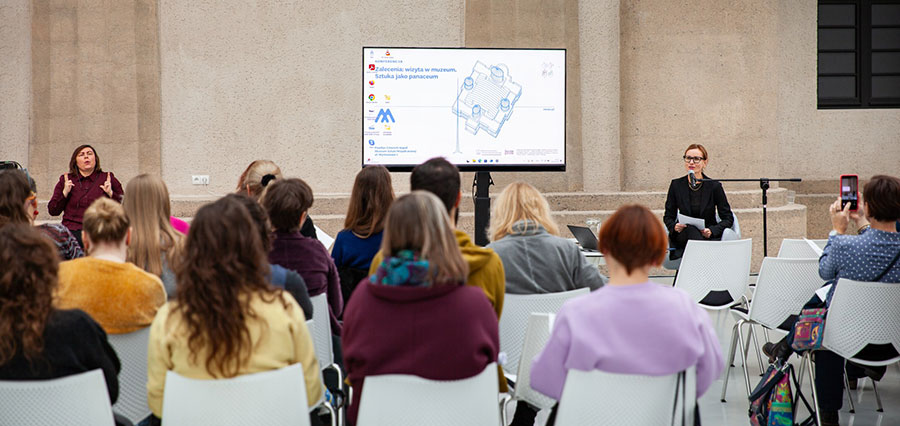 Fotorelacja z konferencji „Zalecenia: wizyta w muzeum. Sztuka jako panaceum” – uczestnicy spotkania słuchają prelegentki