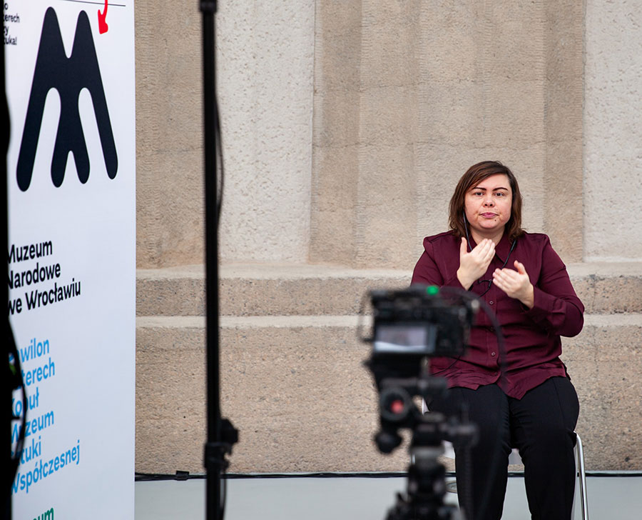 Fotorelacja z konferencji „Zalecenia: wizyta w muzeum. Sztuka jako panaceum” – tłumaczka na polski język migowy przekłada