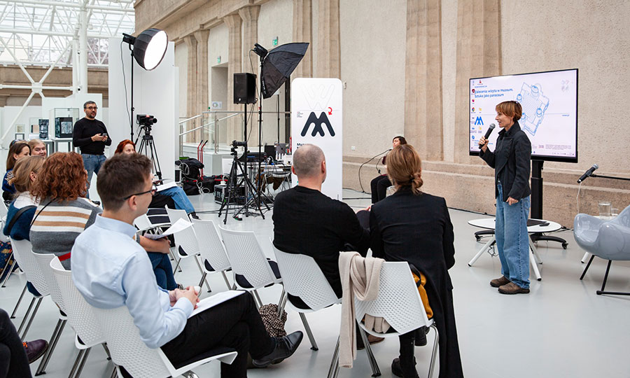 Fotorelacja z konferencji „Zalecenia: wizyta w muzeum. Sztuka jako panaceum” – przywitanie kierowniczki Pawilonu Czterech Kopuł