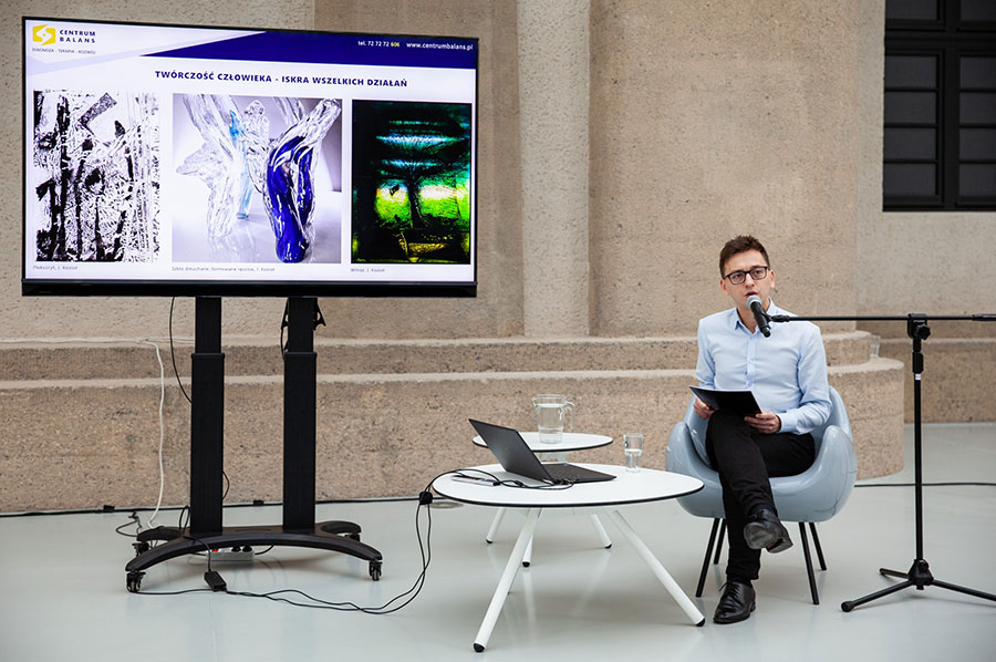 Fotorelacja z konferencji „Zalecenia: wizyta w muzeum. Sztuka jako panaceum” – uczestnicy spotkania na widowni słuchają prowadzącego wykład