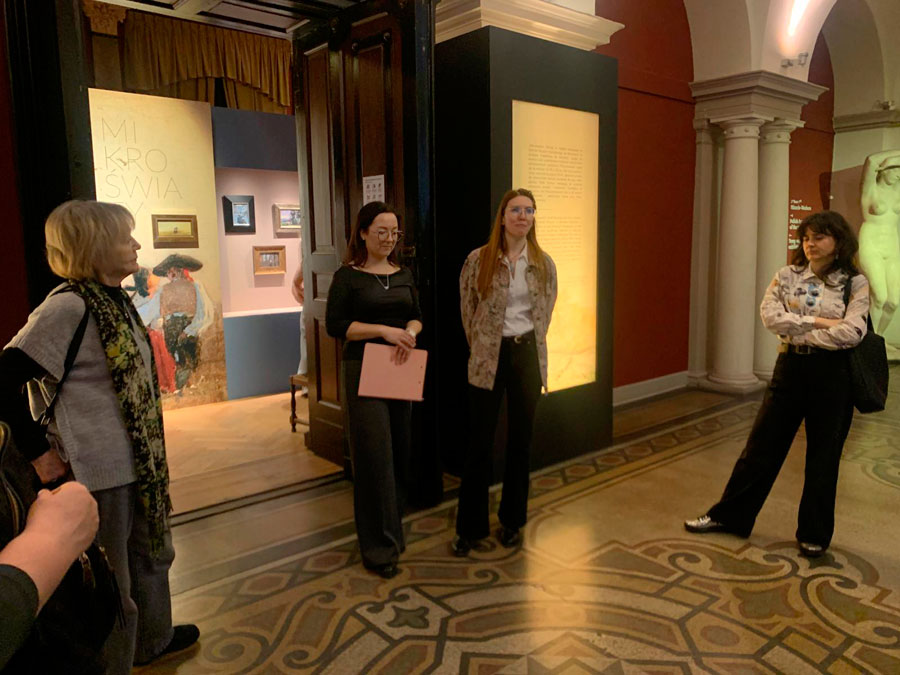 Oprowadzanie dla członków Stowarzyszenia Przyjaciół Muzeum Narodowego we Wrocławiu po wystawie „Mikroświaty”