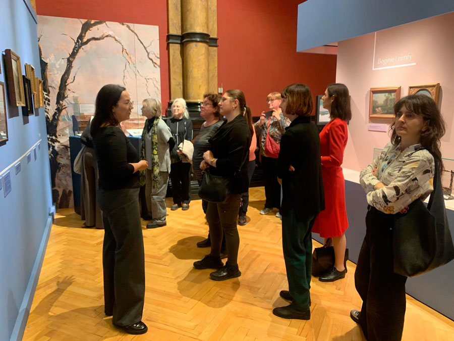 Oprowadzanie dla członków Stowarzyszenia Przyjaciół Muzeum Narodowego we Wrocławiu po wystawie „Mikroświaty”