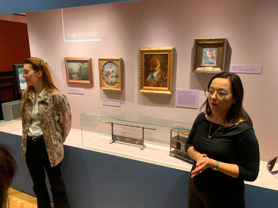 Oprowadzanie dla członków Stowarzyszenia Przyjaciół Muzeum Narodowego we Wrocławiu po wystawie „Mikroświaty”