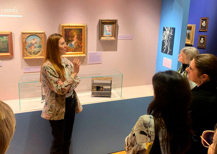 Oprowadzanie dla członków Stowarzyszenia Przyjaciół Muzeum Narodowego we Wrocławiu po wystawie „Mikroświaty”