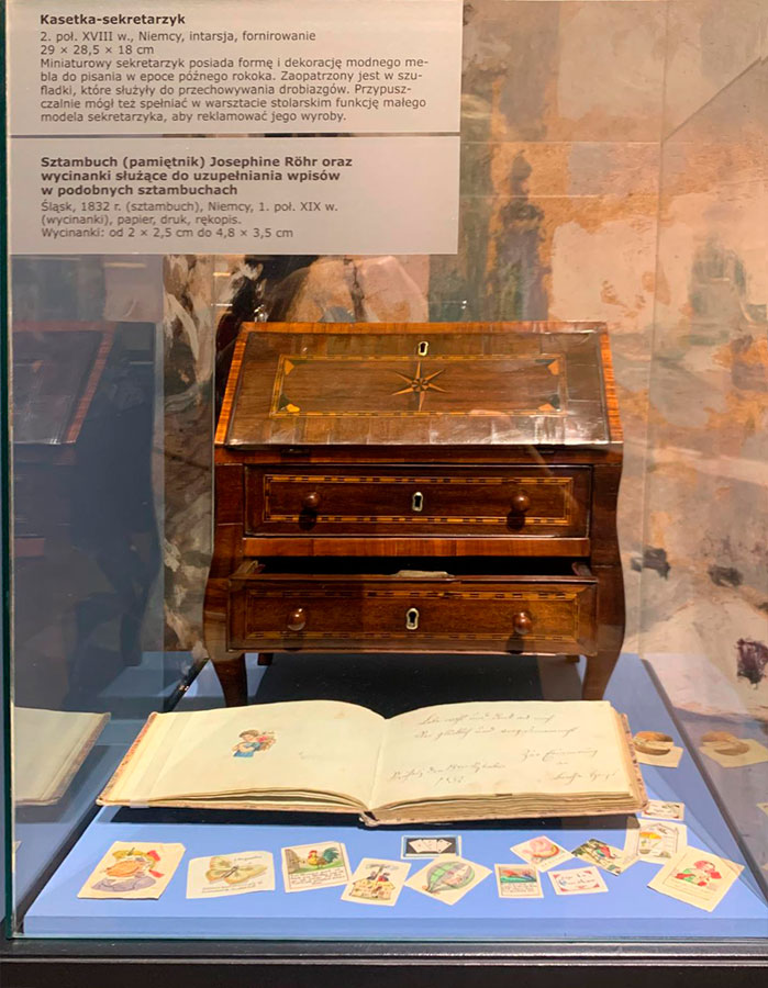 Oprowadzanie dla członków Stowarzyszenia Przyjaciół Muzeum Narodowego we Wrocławiu po wystawie „Mikroświaty”