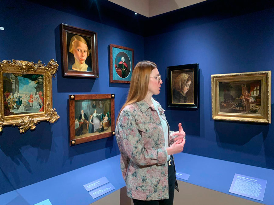 Oprowadzanie dla członków Stowarzyszenia Przyjaciół Muzeum Narodowego we Wrocławiu po wystawie „Mikroświaty”