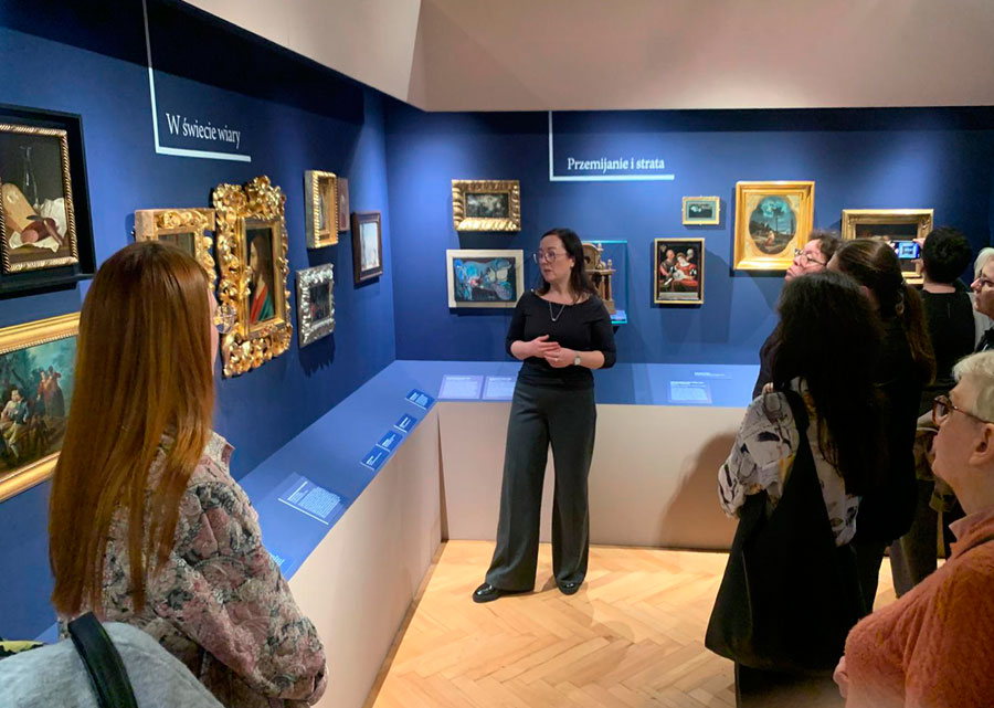 Oprowadzanie dla członków Stowarzyszenia Przyjaciół Muzeum Narodowego we Wrocławiu po wystawie „Mikroświaty”