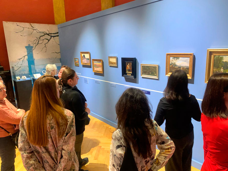 Oprowadzanie dla członków Stowarzyszenia Przyjaciół Muzeum Narodowego we Wrocławiu po wystawie „Mikroświaty”