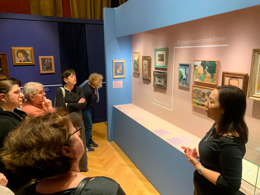 Oprowadzanie dla członków Stowarzyszenia Przyjaciół Muzeum Narodowego we Wrocławiu po wystawie „Mikroświaty”