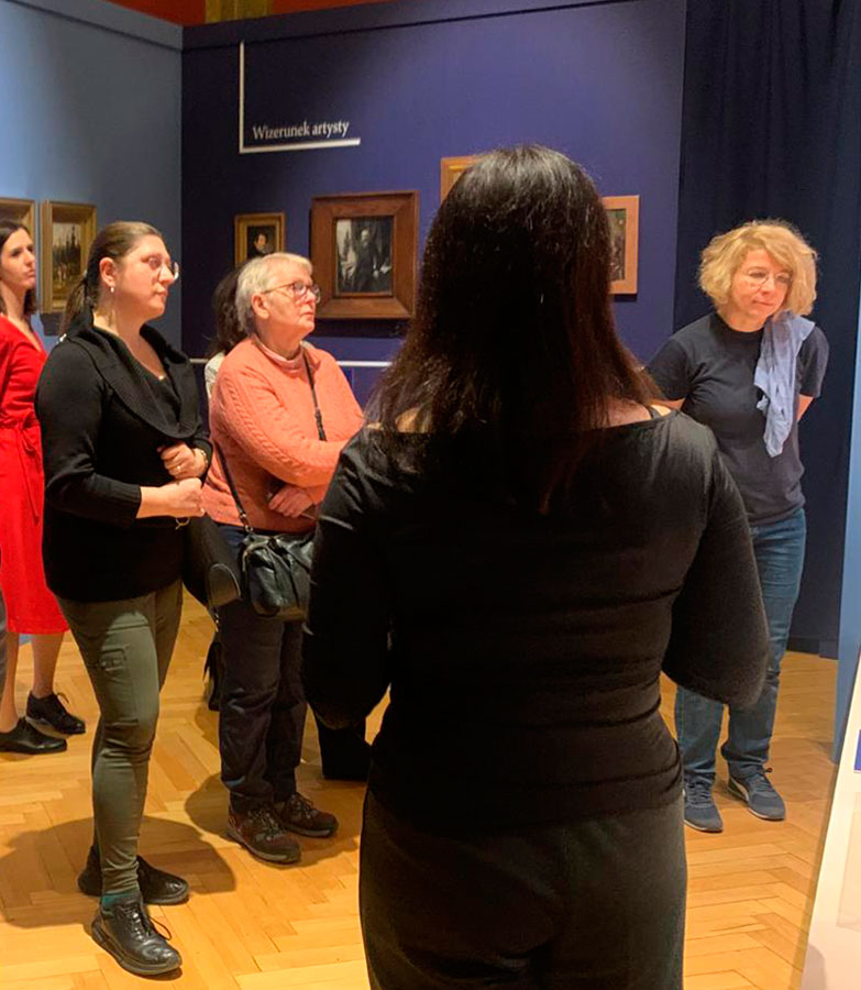 Oprowadzanie dla członków Stowarzyszenia Przyjaciół Muzeum Narodowego we Wrocławiu po wystawie „Mikroświaty”