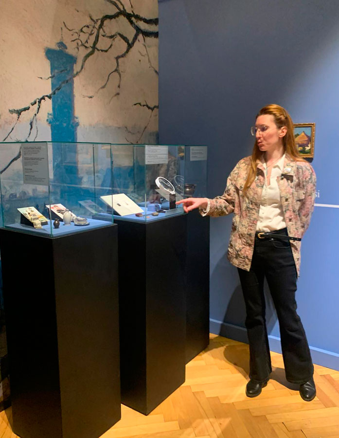 Oprowadzanie dla członków Stowarzyszenia Przyjaciół Muzeum Narodowego we Wrocławiu po wystawie „Mikroświaty”