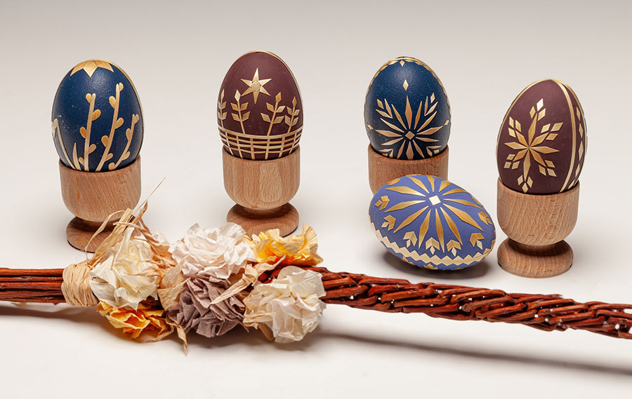 Pisanki wykonane techniką aplikacyjną (słoma) – Edyta Haratyk, bacik wielkanocny – Olga Saganowska, 2025
