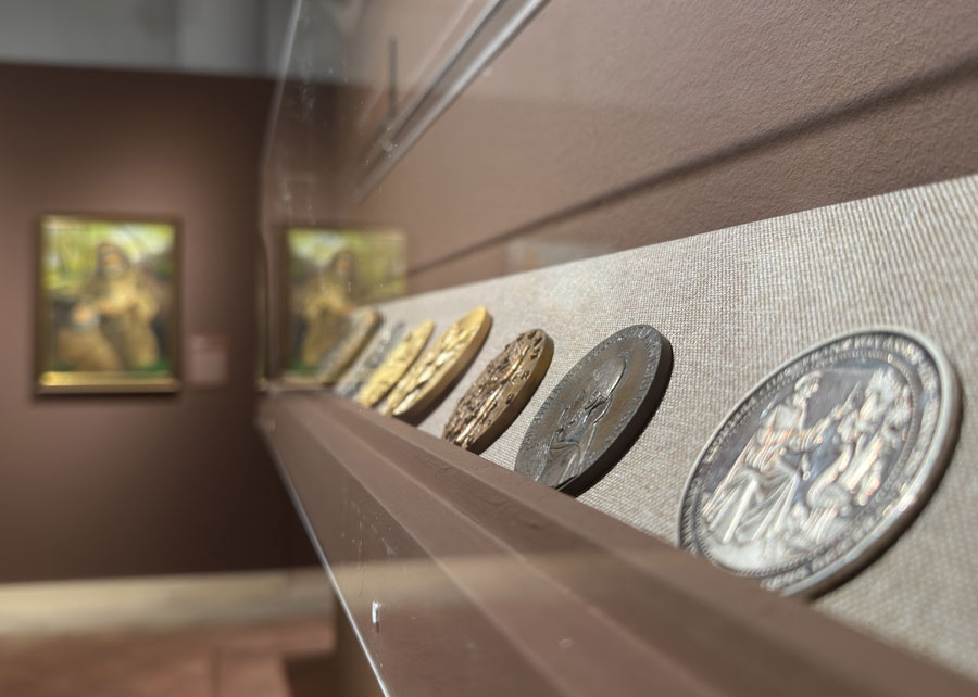 Przygotowania do wystawy „Kazanie do ptaków”