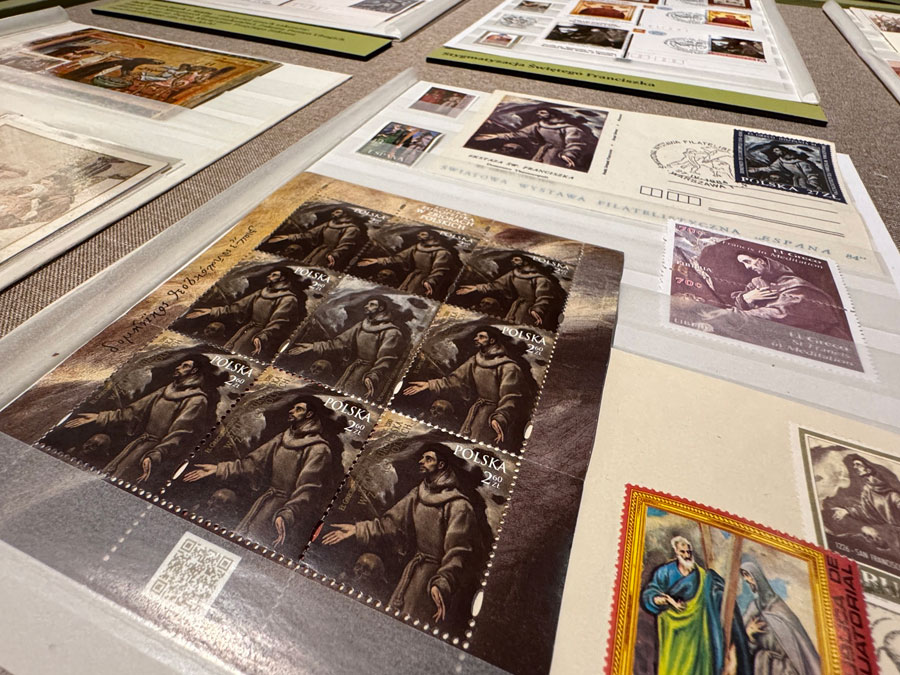 Przygotowania do wystawy „Kazanie do ptaków”