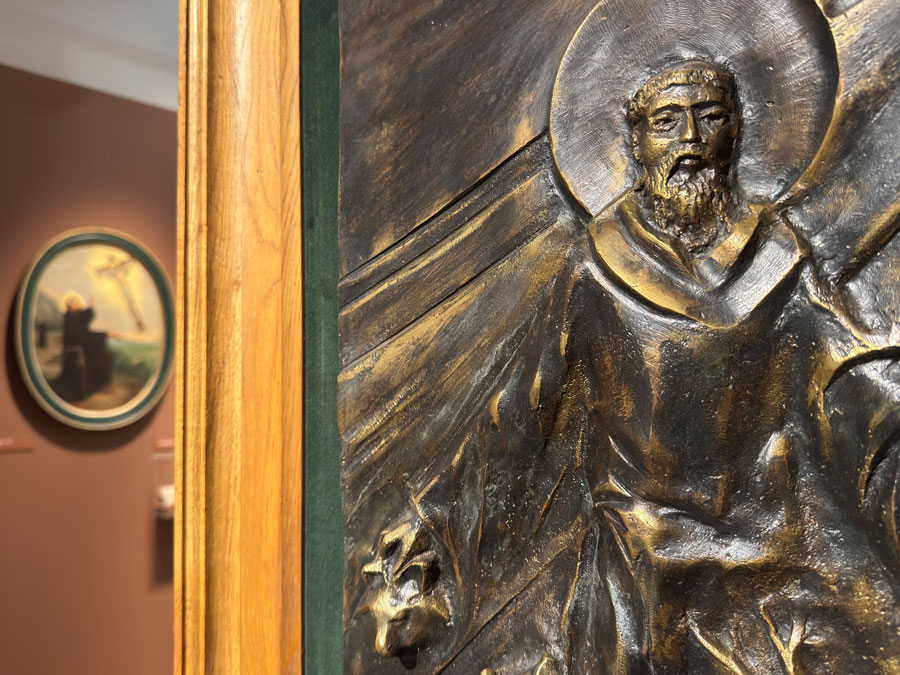 Przygotowania do wystawy „Kazanie do ptaków”