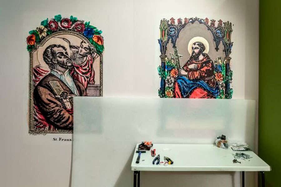 Przygotowania do wystawy „Kazanie do ptaków”