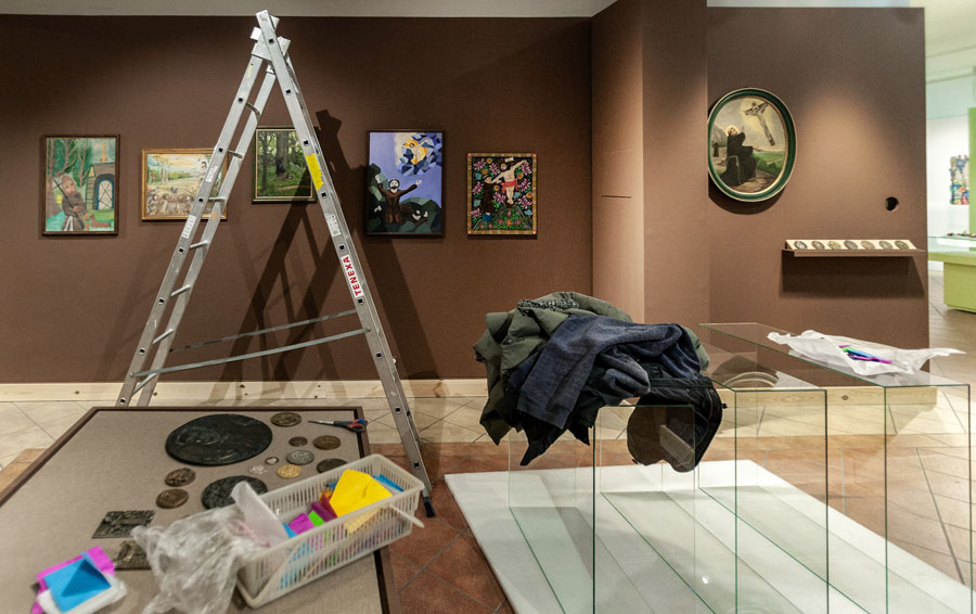 Przygotowania do wystawy „Kazanie do ptaków”