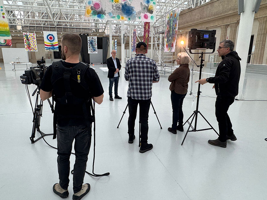 Przygotowania do wystawy „Wschód słońca na Zachodzie”