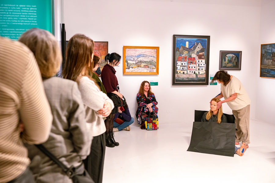 Teatr Czterech na zakończenie wystawy „Waldemar Cwenarski. Czułość. Powroty i poszukiwania”