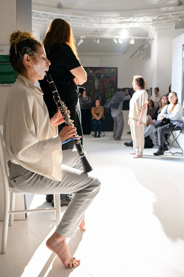 Teatr Czterech na zakończenie wystawy „Waldemar Cwenarski. Czułość. Powroty i poszukiwania”