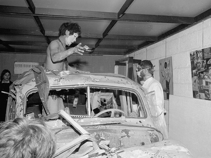 Yoshio Nakajima, Jasper Grootveld, Thom Jaspers, Traffic in Town, 1965, performans w Galerie Honger w Schiedam w Holandii; fot. Cor Jaring, Nakajima Family Archive