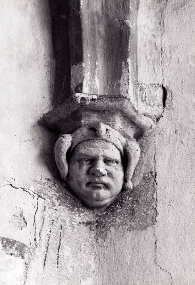 Rzeźbiona podobizna błazna