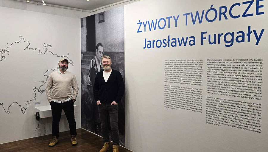 Wnukowie na wystawie Jarosława Furgały w Lubaczowie