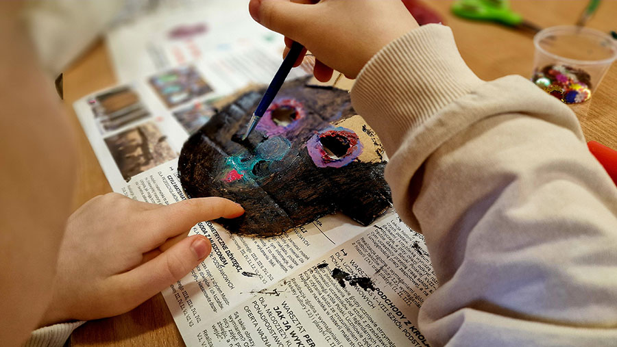 Warsztaty tworzenia ludowych masek karnawałowych w Muzeum Etnograficznym