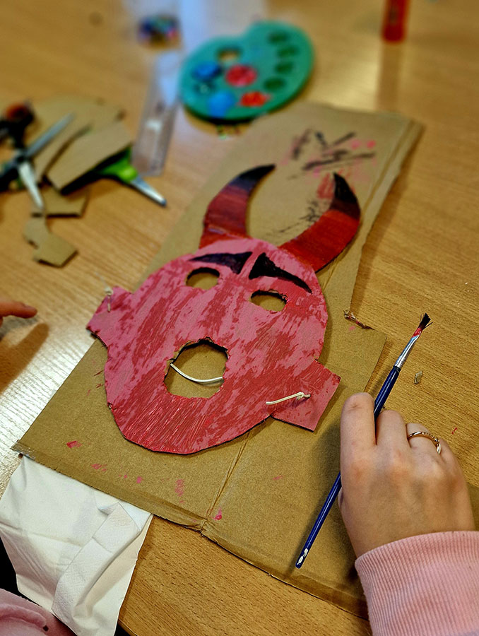 Warsztaty tworzenia ludowych masek karnawałowych w Muzeum Etnograficznym