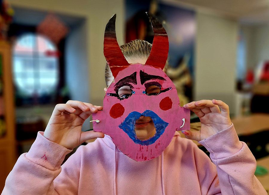 Warsztaty tworzenia ludowych masek karnawałowych w Muzeum Etnograficznym