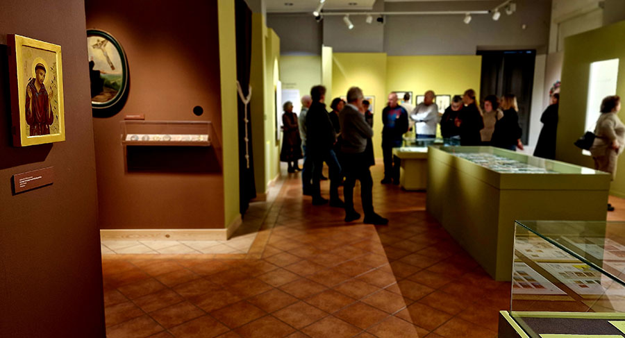 Oprowadzanie po wystawie „Kazanie do ptaków” z tłumaczeniem na polski język migowy