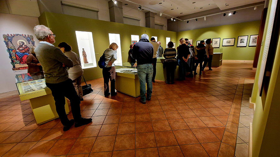 Oprowadzanie po wystawie „Kazanie do ptaków” z tłumaczeniem na polski język migowy