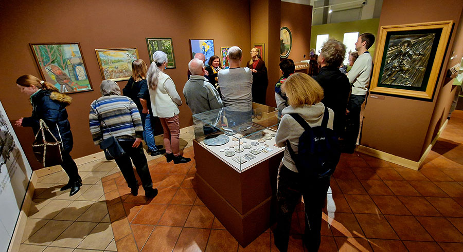 Oprowadzanie po wystawie „Kazanie do ptaków” z tłumaczeniem na polski język migowy