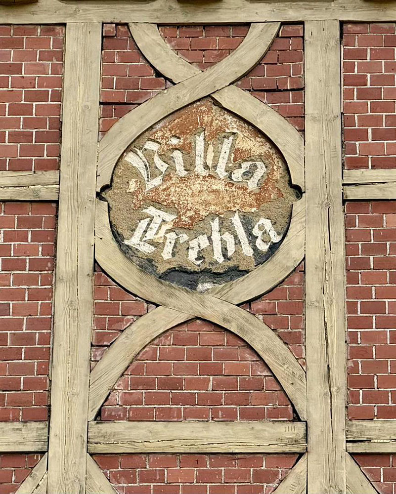 Willa Trebla – fragment fasady z napisem