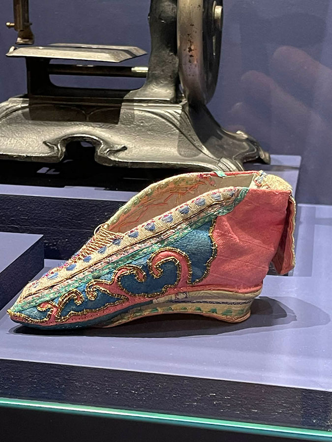 Mały chiński haftowany bucik