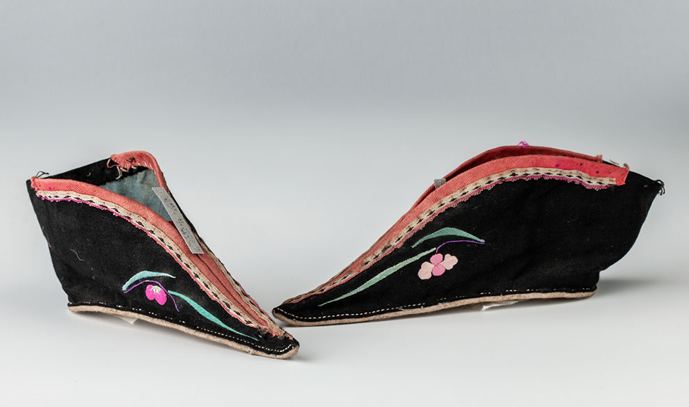 Małe chińskie haftowane buciki