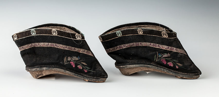 Małe chińskie haftowane buciki