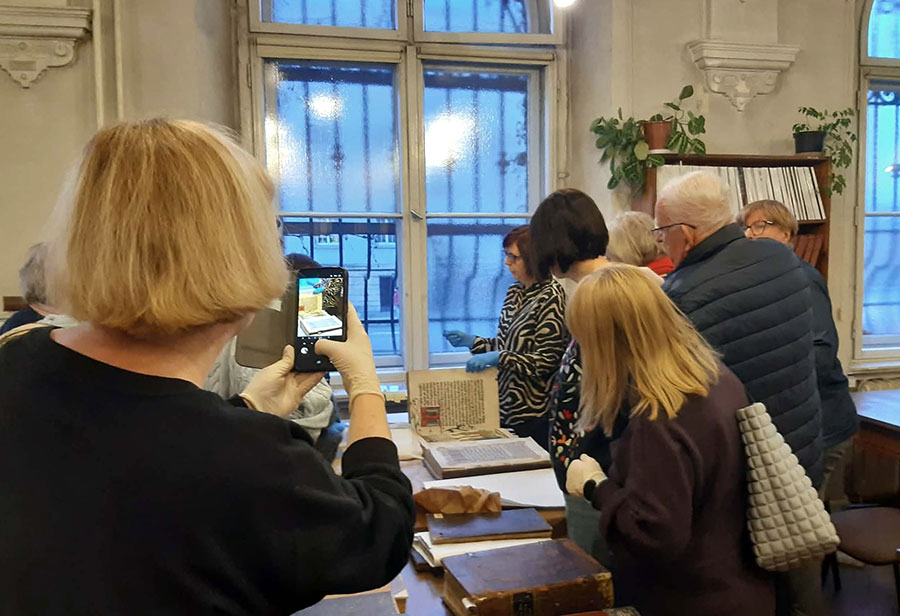 Oprowadzanie po Bibliotece Muzeum Narodowego we Wrocławiu dla Stowarzyszenia Przyjaciół Muzeum