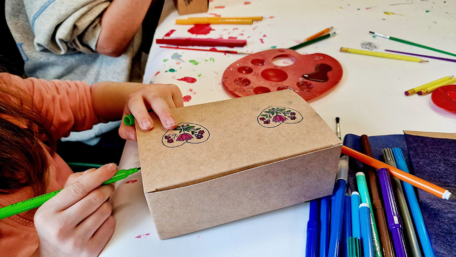 Malowana etnoskrzyneczka marzeń